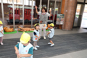 ハロウィンのお菓子まき楽しかったね　あひる