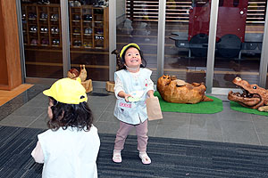 ハロウィンのお菓子まき楽しかったね　あひる