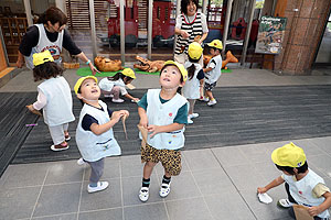 ハロウィンのお菓子まき楽しかったね　あひる