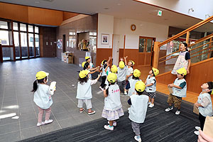 ハロウィンのお菓子まき楽しかったね　あひる