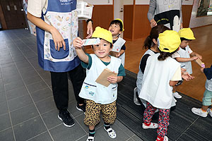 ハロウィンのお菓子まき楽しかったね　あひる