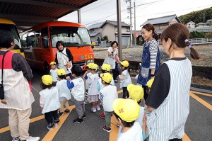 汽車バスに乗りました　ひよこ・あひる