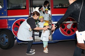 汽車バスに乗りました　ひよこ・あひる