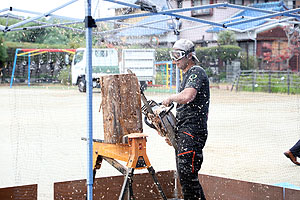 チェーンソーアートHORITETSUさんがやってきました　年長組