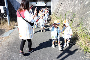 お散歩に出かけました　きりん・ことり