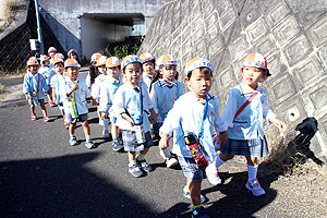 お散歩に出かけました　きりん・ことり