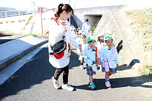 お散歩に出かけました　きりん・ことり