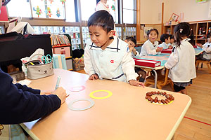 どんぐりを使ってリースを作りました　きりん