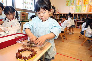 どんぐりを使ってリースを作りました　きりん