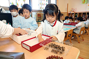 どんぐりを使ってリースを作りました　きりん