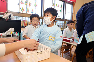 どんぐりを使ってリースを作りました　きりん