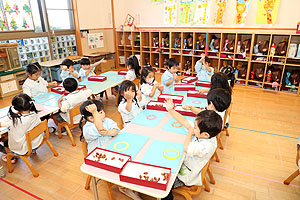 どんぐりを使ってリースを作りました　きりん