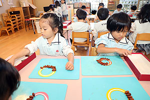 どんぐりを使ってリースを作りました　きりん