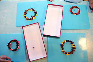 どんぐりを使ってリースを作りました　きりん