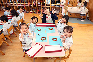 どんぐりを使ってリースを作りました　きりん