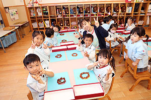 どんぐりを使ってリースを作りました　きりん