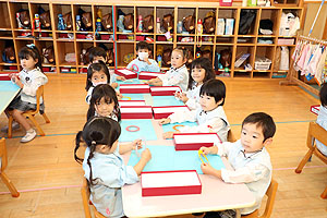 どんぐりを使ってリースを作りました　きりん