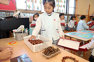 どんぐりを使ってリースを作りました　きりん