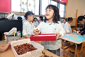 どんぐりを使ってリースを作りました　きりん