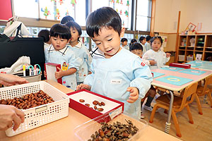 どんぐりを使ってリースを作りました　きりん