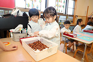 どんぐりを使ってリースを作りました　きりん