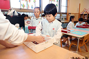 どんぐりを使ってリースを作りました　きりん