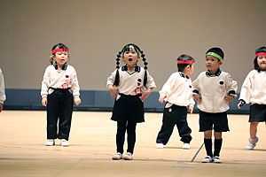 文化会館でリズム予行　年少Bチーム（うさぎ・ことり・りす）