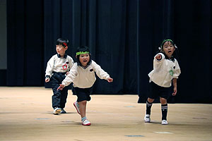 文化会館でリズム予行　年少Bチーム（うさぎ・ことり・りす）