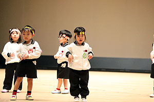 文化会館でリズム予行　年少Bチーム（うさぎ・ことり・りす）