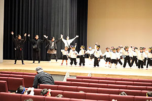 文化会館でリズム予行　年少Bチーム（うさぎ・ことり・りす）