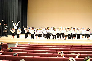 文化会館でリズム予行　年少Bチーム（うさぎ・ことり・りす）