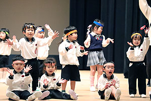 文化会館でリズム予行　年少Bチーム（うさぎ・ことり・りす）