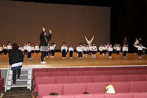 文化会館でリズム予行　年少Bチーム（うさぎ・ことり・りす）