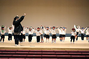 文化会館でリズム予行　年少Bチーム（うさぎ・ことり・りす）