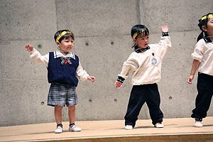 文化会館でリズム予行　年少Aチーム（こあら・ぱんだ・きりん）