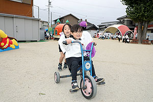 園庭で思いっきり遊びました！　ひよこ・たんぽぽ・年少Bチーム・C・D・E　NO.2