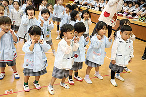 リズムフェスティバル　歌・カスタ発表ごっこ　年少