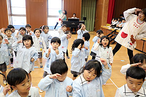 リズムフェスティバル　歌・カスタ発表ごっこ　年少