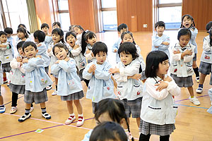 リズムフェスティバル　歌・カスタ発表ごっこ　年少