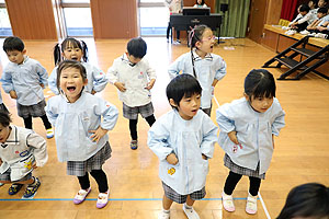 リズムフェスティバル　歌・カスタ発表ごっこ　年少