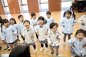 リズムフェスティバル　歌・カスタ発表ごっこ　年少