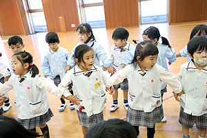 リズムフェスティバル　歌・カスタ発表ごっこ　年少