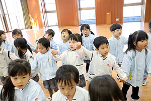 リズムフェスティバル　歌・カスタ発表ごっこ　年少