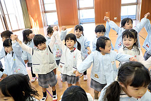 リズムフェスティバル　歌・カスタ発表ごっこ　年少