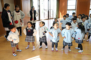 リズムフェスティバル　歌・カスタ発表ごっこ　年少