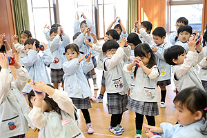 リズムフェスティバル　歌・カスタ発表ごっこ　年少