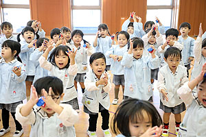 リズムフェスティバル　歌・カスタ発表ごっこ　年少