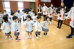 リズムフェスティバル　歌・カスタ発表ごっこ　年少