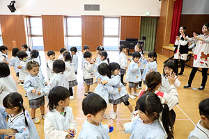 リズムフェスティバル　歌・カスタ発表ごっこ　年少