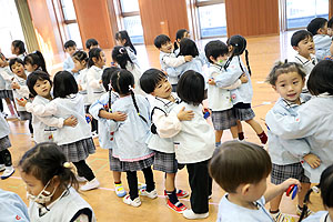 リズムフェスティバル　歌・カスタ発表ごっこ　年少